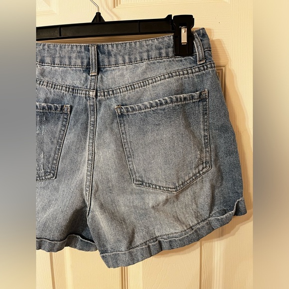Women’s Forever 21 Ripped Light Denim Shorts - Picture 5 of 8